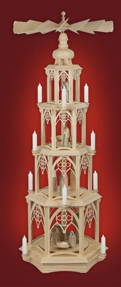 Gotische Pyramide mit Figuren